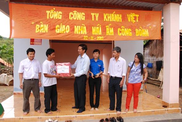 Công đoàn Tổng Công ty Khánh Việt: Trao tặng nhà Mái ấm Công đoàn